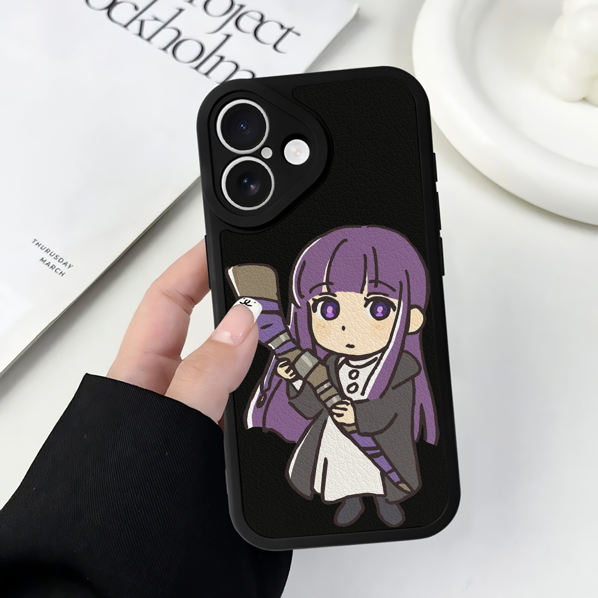 （画像用） 葬送のフリーレン Frieren 【iPhone 16シリーズ対応】シリコンスマホケース（レザー調） 材質：シリコン
